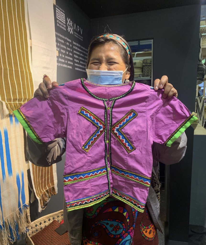 Blanca mostrándome las blusas que trajo del Golfo de Urabá. Lugar entre el borde de Panamá y Colombia en  Latinoamérica. Participante de la feria artesanal latinoamericana.