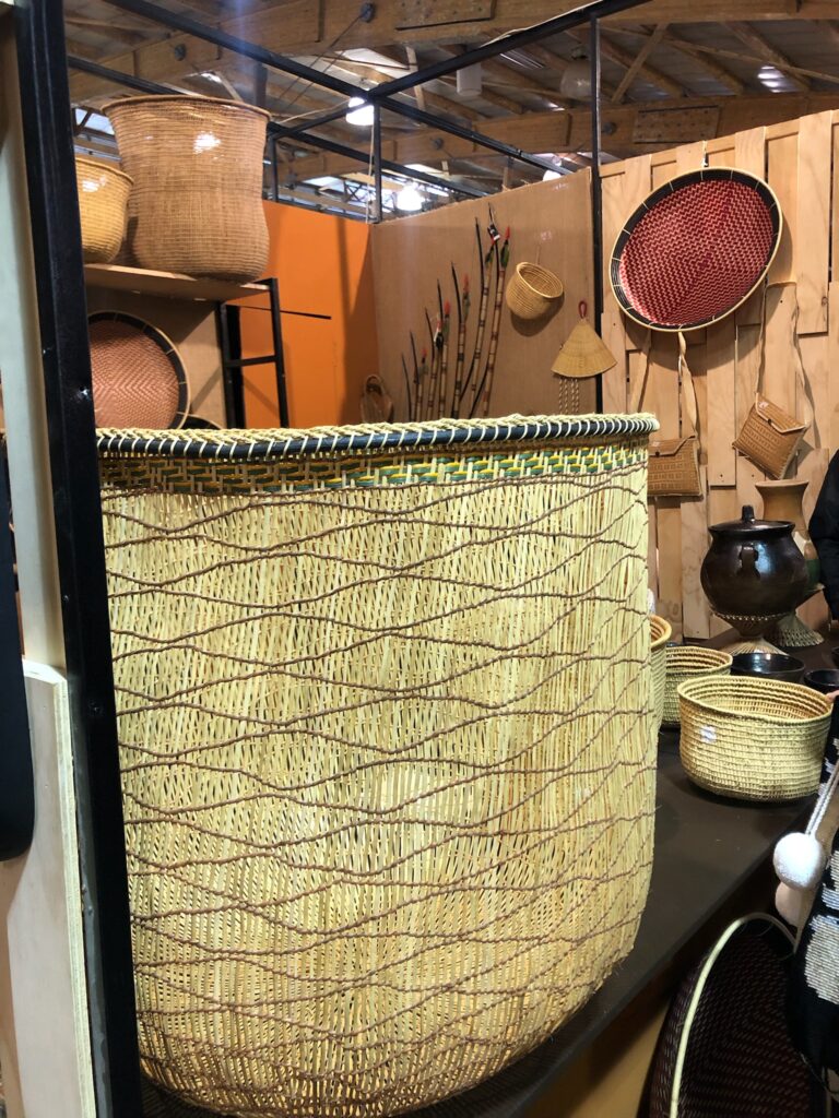 Cestería de la selva amazónica de Latinoamérica. Piece encontrada en la feria artesanal latinoamericana. 